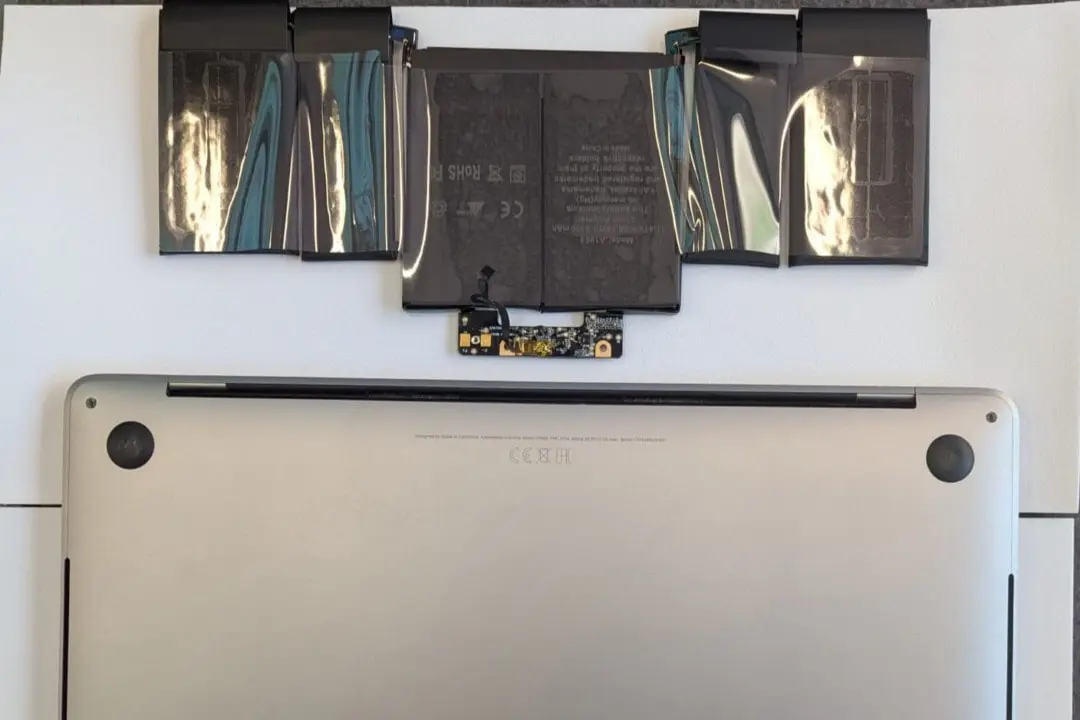 Mac fermé avec la batterie de remplacement prête